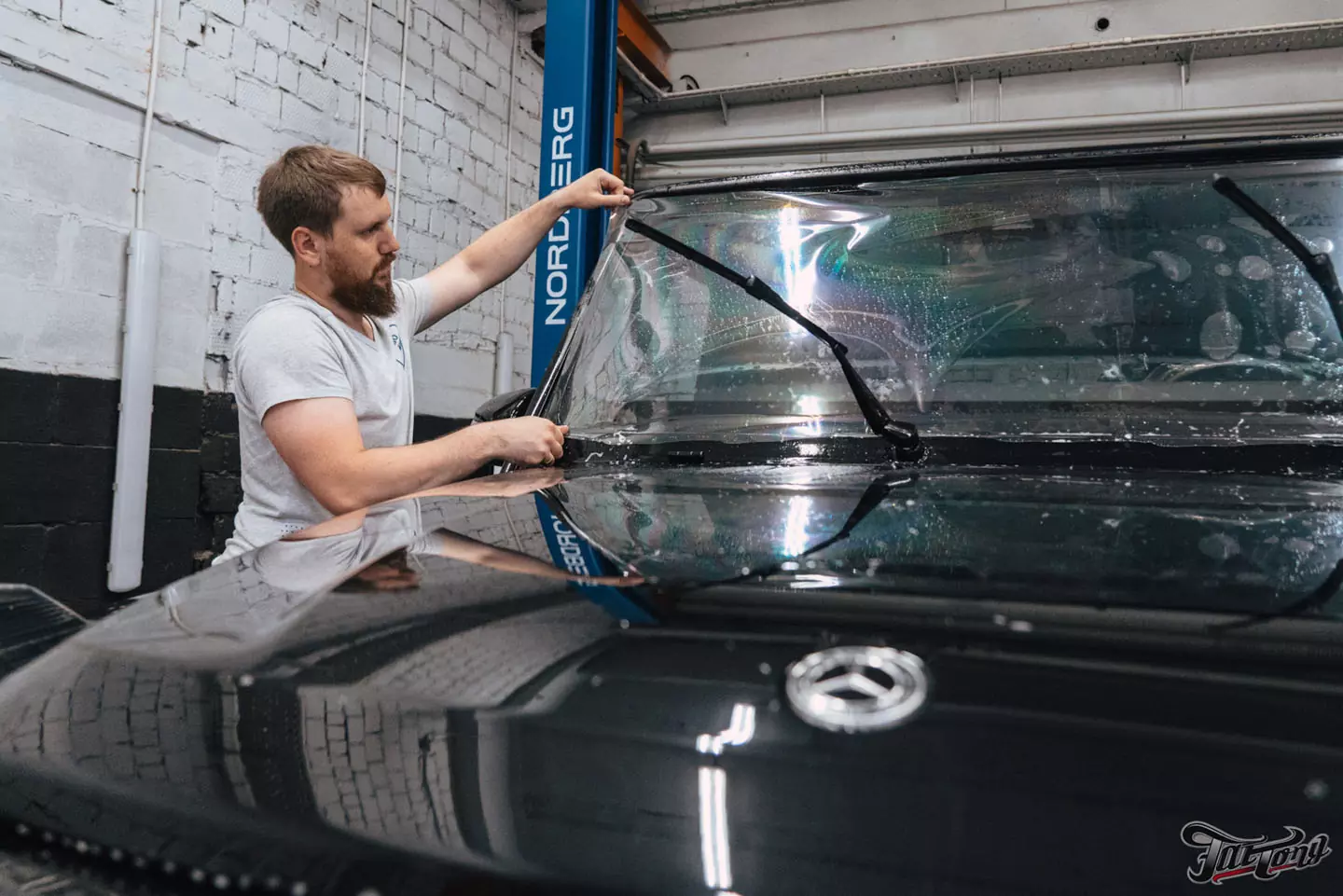Побортная стереосистема с двумя усилителями на Mercedes G-class. Карбон в салоне. Полировка и керамика кузова, оклейка лобового стекла
